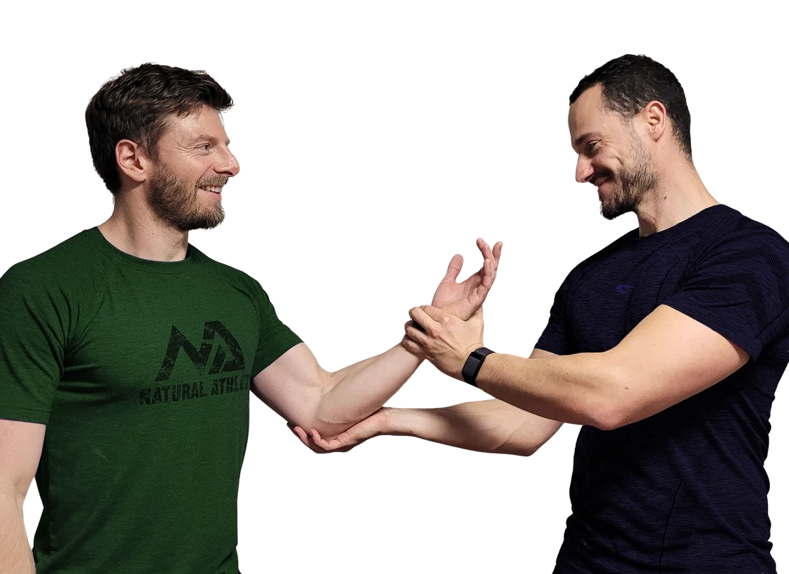Tino begleitet einen Klienten persönlich bei einer praktischen Aufgabe für Hand und Unterarm
