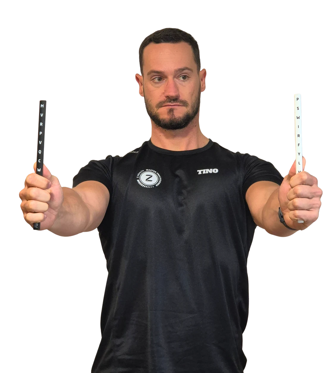 Tino Both im schwarzen Trainingsshirt mit zwei Buchstabenstäben für eine visuelle Trainingsaufgabe